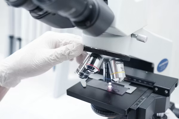 Clinical laboratory microscope